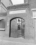 881306 Gezicht op de toegangspoort van de voormalige St.-Martinusschool (Oudegracht 395 - 397) te Utrecht.